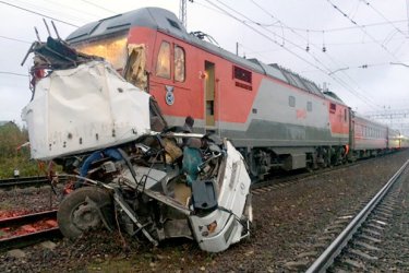 Шестнайсет жертви при сблъсък на автобус и влак в Русия