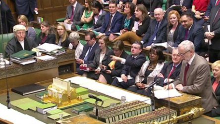 Лидерът на лейбъристите Джеръми Корбин говори пред британския парламент