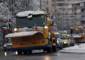 Тази зима на снегорините в София освен българското знаме ще е закачено и това на ЕС. Сн. БГНЕС
