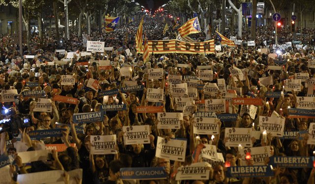 Стотици хиляди хора излязоха на протести по улиците на Барселона след решението за отмяна на автономията. Сн. АФП