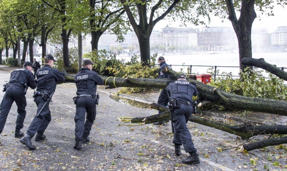 Жителите на Хамбург са призовани да не излизат от домовете си заради буря