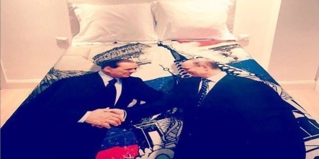 Берлускони дари Путин с бродирана завивка с тяхна снимка