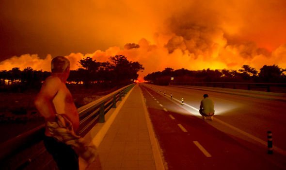 Жител на испанската област Галисия наблюдава пламъците на горски пожар.