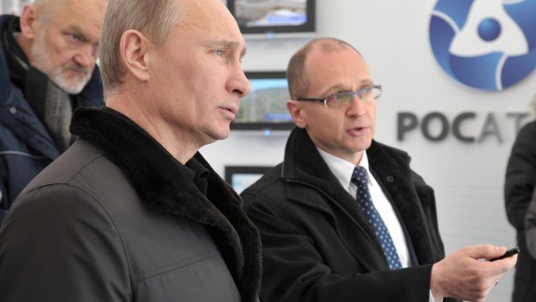 Владимир Путин и директорът на "Росатом" Сергей Кириенко (вдясно). Сн. БГНЕС