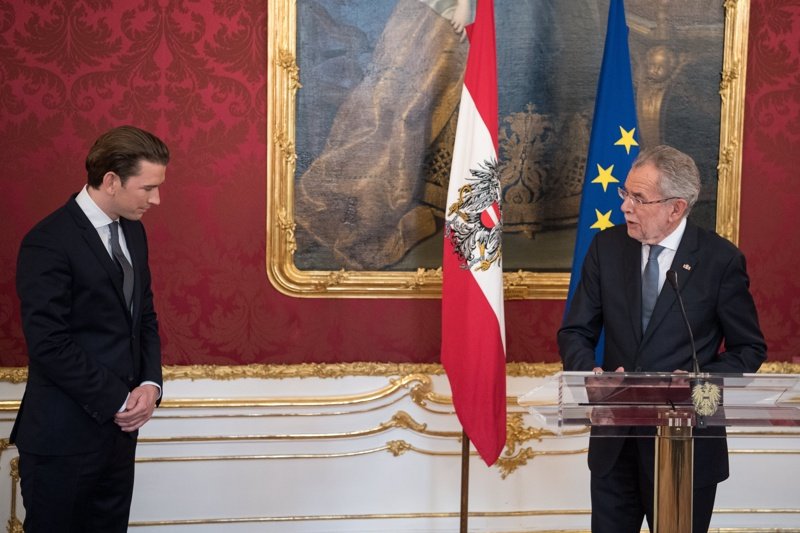Президентът на Австрия Александер ван дер Белен възложи на Себастиан Курц мандат за съставяне на правителство.