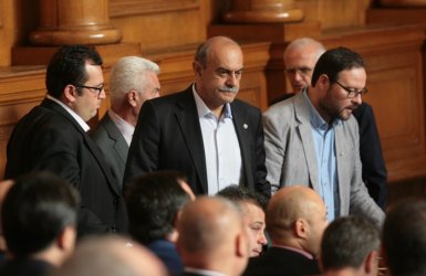ДПС и Патриотите в парламентарен спор – кой е идиот и кой - еничар