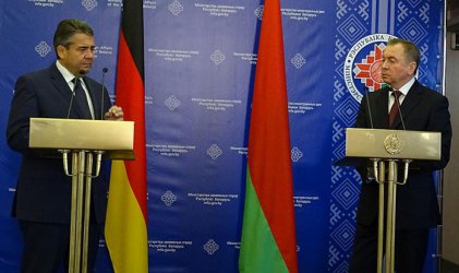 Зигмар Габриел и Владимир Макей по време на пресконференция в Минск
