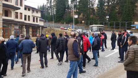 Граждани блокираха главния път в Пампорово срещу закриването на пожарната служба