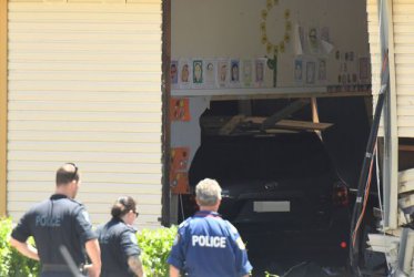 Две деца убити и три - ранени от кола, врязала се в училище в Сидни