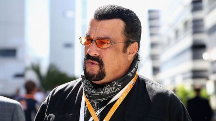 И Стивън Сегал беше обвинен в сексуален тормоз