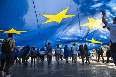 След 10 години членство в ЕС българите остават еврооптимисти