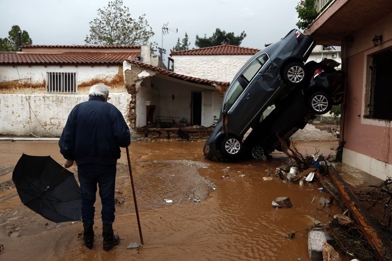 Жертвите на наводненията в Гърция достигнаха 19 души