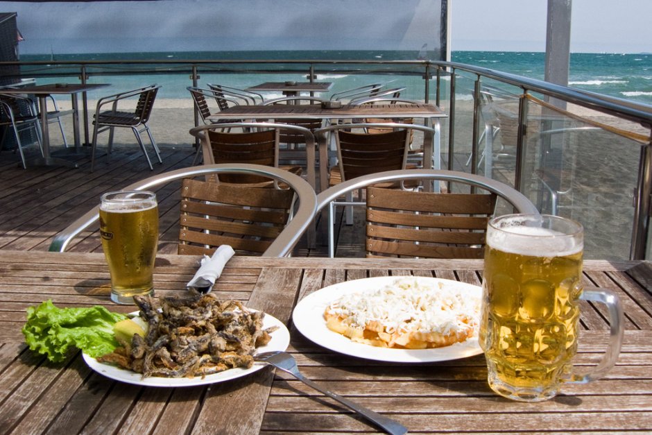 Бизнесът и местната власт искат кебапчета и бира на плажа