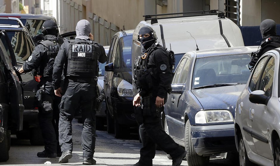 Десет задържани за тероризъм във Франция и Швейцария