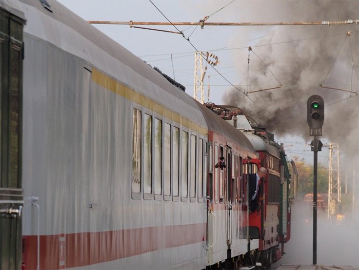 Десетки мигранти са арестувани от покрива на влак в София