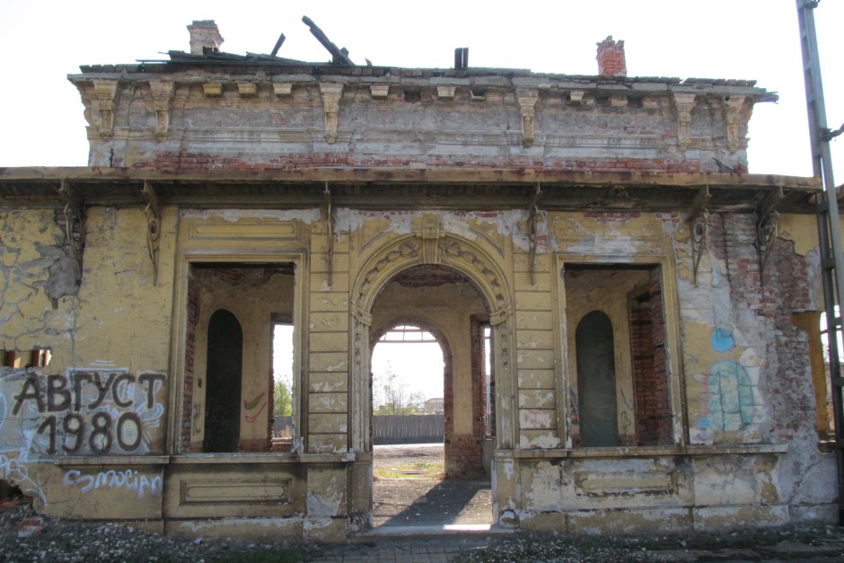 Старата царска жп гара на Казичене е пред срутване, алармираха граждани