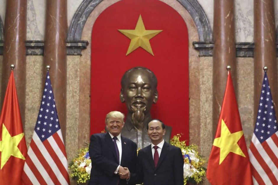 Доналд Тръмп с виетнамския си колега Чан Дай Куанг под бюста на Хо Ши Мин