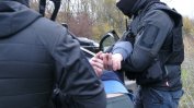Двама полицаи в Стражица от години осигурявали чадър над местни наркодилъри