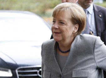 Ангела Меркел, непоклатимата канцлерка, се олюлява