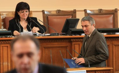 Председателят на ДПС Мустафа Карадайъ излиза на парламентарната трибуна