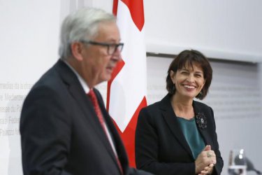 Президентката на Швейцария Дорис Лойтхард и председателят на Европейската комисия Жан-Клод Юнкер