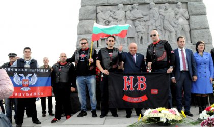Областният лидер на БСП Георги Гергов с рокерите "Нощни вълци" и веещо се епаратисткото знаме. Снимка: "Под тепето"
