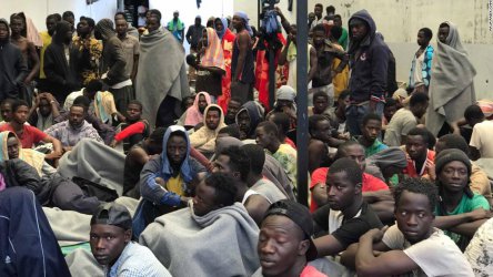 Център за мигранти в Либия