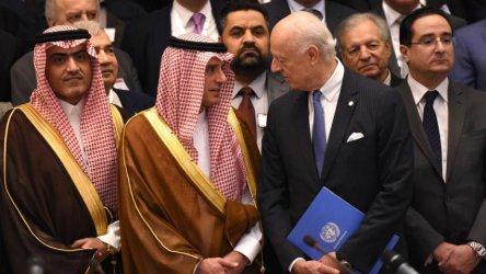 Външният министър на Саудитска Арабия Адел ал Джубейр и пратеникът на ООН за Сирия Стафан де Мистура