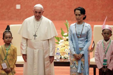 Папа Франциск и лидерката на Мианма Аун Сан Су Чжи