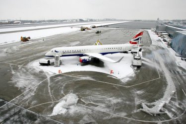 Има промени в полетите от и до Великобритания заради обилния снеговалеж