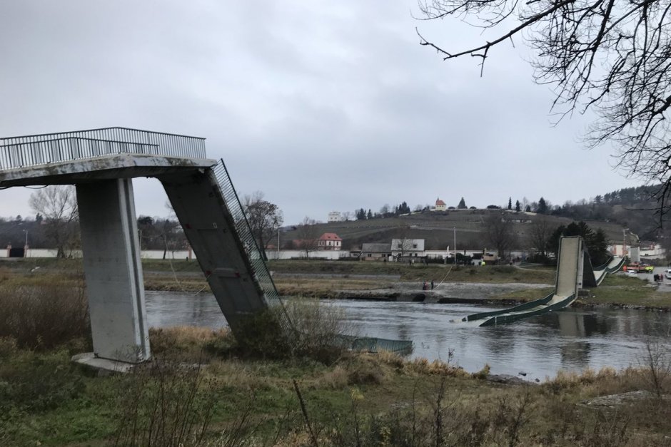 Срути се мост над река Вълтава в Прага
