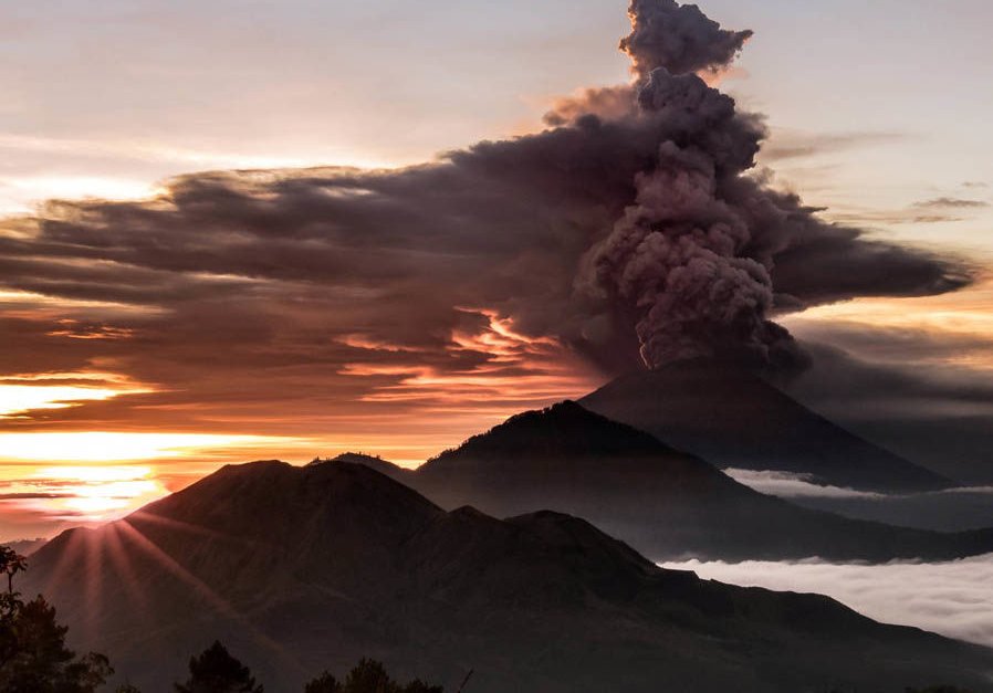 Вулканът Агунг в Индонезия продължава да изригва