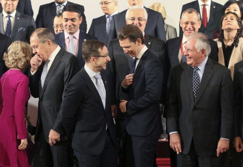 Сергей Лавров (крайният в ляво) и Рекс Тилърсън (дясно) по време на срещата във Виена, между тях е домакинът - австрийският външен министър и бъдещ канцлер Себастиан Курц.