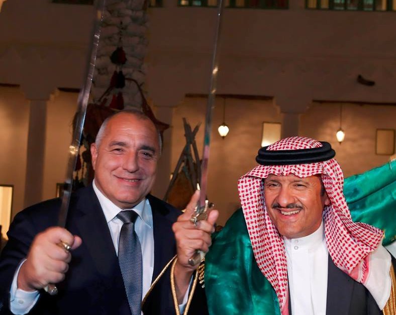 Борисов и Сакскобургготски танцуваха със саби в Саудитска Арабия (видео)