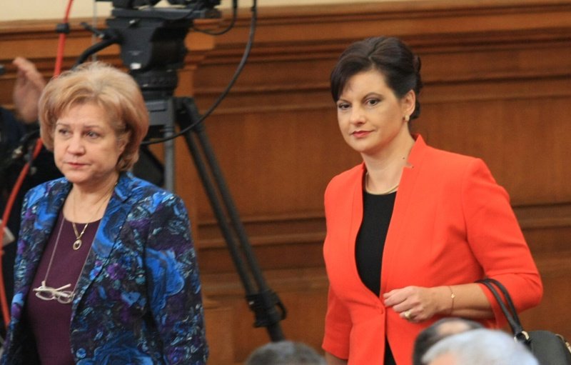 Председателите на бюджетната и здравната комисии в парламента Менда Стоянова и Даниела Дариткова при гласуването на бюджета на НЗОК в парламента, сн. БГНЕС