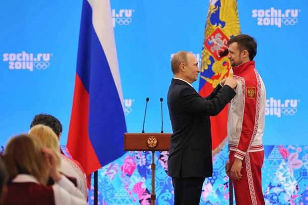 Президентът Владимир Путин връчва на Александър Третяков орден "Дружба" през февруари 2014 година
