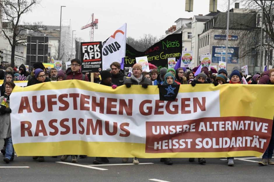 Масови протести срещу "Алатерантива за Германия" по време на конгреса й. 