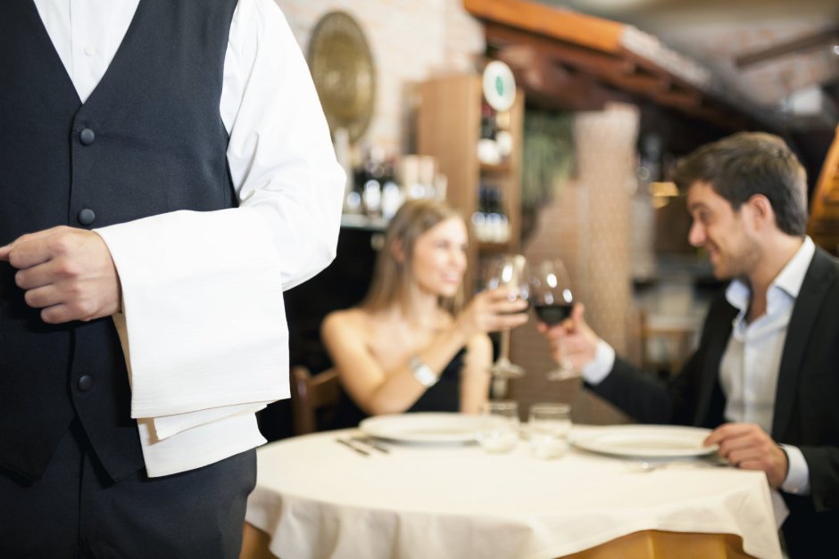 Заетите на минимална заплата в хотелиерството и ресторантьорството са се удвоили за година