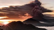 Вулканът Агунг в Индонезия продължава да изригва