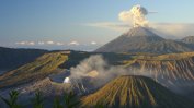 Индонезия евакуира 100 000 души от остров Бали заради вулкан
