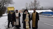Ловчанският митрополит гони с водосвет злото от пътя край Микре
