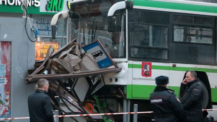 Автобус се вряза в спирка на градския транспорт в Москва, трима са ранени