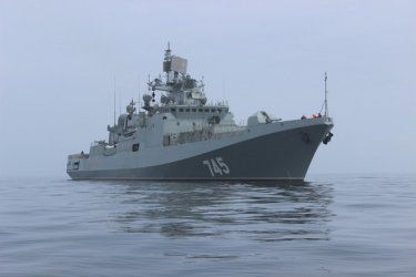 Британски военен кораб ескортира руска фрегата