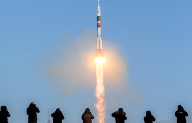 Нов международен екипаж излетя от Байконур към МКС