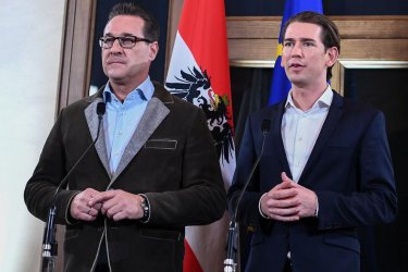 Лидерите на двете партии в австрийското правителство - премиерът-консерватор Себастиан Курц /вдясно/ и лидерът на крайната десница Хайнц-Кристиан Щрахе