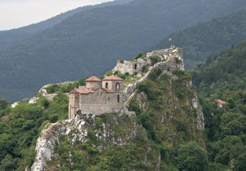 Момче почина след падане от скала край Асеновата крепост