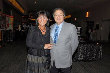 Канадски милиардер и съпругата му са били удушени