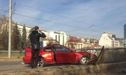 Шофьор без книжка се заби в парапет в София