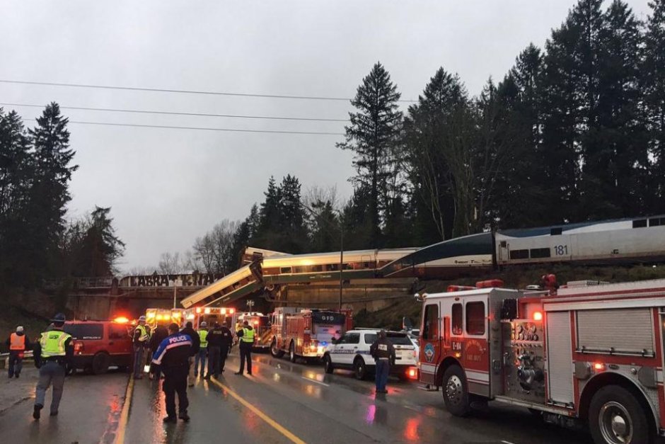 Трима загинали и десетки ранени при влакова катастрофа в САЩ