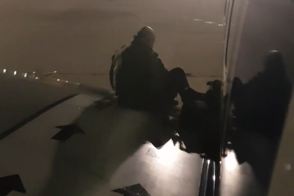 Пътник на "Райънеър" излезе на самолетното крило през аварийния изход